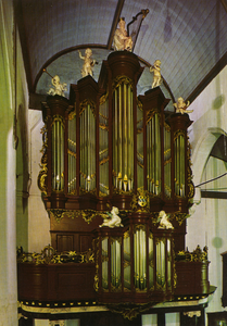 15384 Interieur van de Nederlands-hervormde Petruskerk (Kerkplein 5) te Woerden: het grote orgel.N.B. In dorso de dispositie.